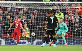 Liverpool Domină Bologna: Mohamed Salah Strălucește în Victoria cu 2-0 din Champions League!