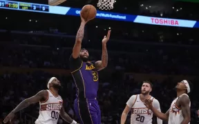 Los Angeles Lakers Întorc Spectaculos Scorul cu Phoenix Suns – Anthony Davis și LeBron James Strălucesc în NBA