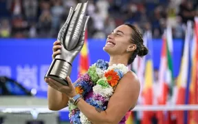 Aryna Sabalenka Triumfă la Wuhan Open: O Victorie Tensionată În Fața lui Zheng Qinwen