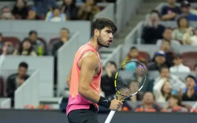 Carlos Alcaraz Câștigă Trofeul China Open într-un Thriller Epic împotriva lui Jannik Sinner