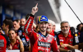 MotoGP în Thailanda: Luptă Aprigă pe Ploaie pentru Titlul Mondial între Bagnaia și Martin
