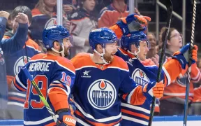 Leon Draisaitl Aduce Prima Victorie a Sezonului pentru Edmonton Oilers într-un Meci Spectaculos împotriva Celor de la Philadelphia Flyers