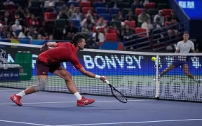 Novak Djokovic Avansează în Semifinalele Shanghai Masters după O Victorie Muncită Împotriva lui Jakub Mensik