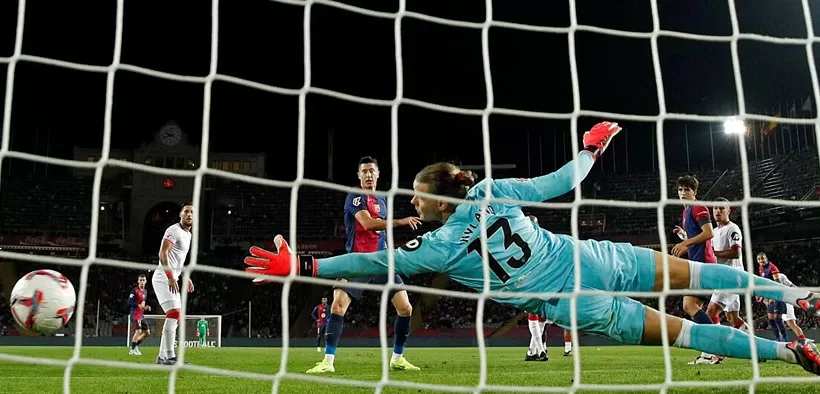 Barcelona Zdrobește Sevilla cu 5-1 și Rămâne Lider în La Liga