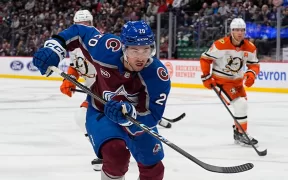 Colorado Avalanche Învinge cu 4-1 San Jose Sharks: Ross Colton Strălucește cu Două Goluri