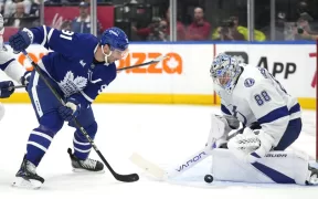 Maple Leafs Domină Tampa Bay Lightning cu 5-2: Nylander și Matthews Strălucesc