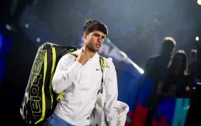 Carlos Alcaraz Depășește Problemele de Sănătate și Câștigă În Fața lui Rublev la ATP Finals