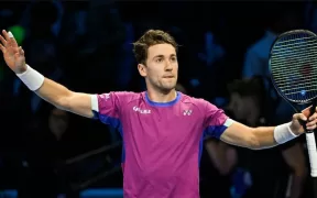Eșec Surprinzător pentru Carlos Alcaraz la ATP Finals: Casper Ruud Îl Învinge și Complică Drumul Spaniolului spre Victorie
