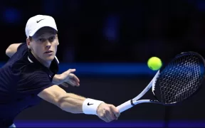 Jannik Sinner Strălucește la ATP Finals: Victorie Decisivă Împotriva lui Taylor Fritz și Șanse Mari pentru Semifinale