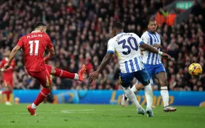 Liverpool Învinge Brighton cu 2-1: Salah Aduce Victoria și Duce Echipa pe Primul Loc
