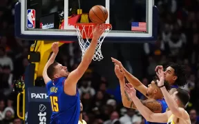 Nikola Jokic Domină Utah Jazz și Aduce Prima Victorie Acasă pentru Nuggets