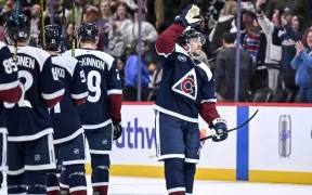 Avalanche și Hurricanes Strălucesc în Victorii Tensionate împotriva Echipelor Predators și Golden Knights