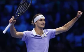 Alexander Zverev Triumfă în Fața lui Carlos Alcaraz și Se Califică în Semifinalele ATP Finals