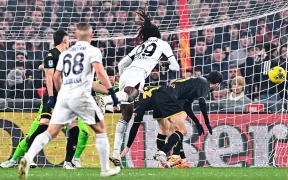 Napoli Își Consolidează Supremația în Serie A cu O Victorie Strălucitoare pe Terenul lui Genoa