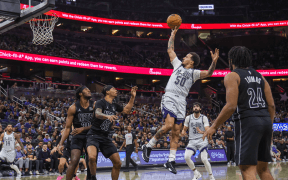 Victorii Dramatice și Momente de Tensiune: NBA Încântă Publicul cu Meciuri Memorabile