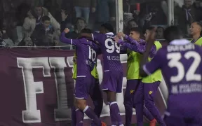 Fiorentina Smulge Un Egal Dramatic și Avansează în Fazele Eliminatorii ale Conference League