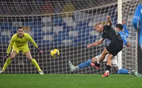 Lazio Șochează Napoli: Victorie Spectaculoasă după Golul Senzațional al lui Gustav Isaksen