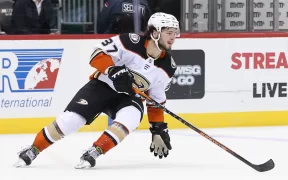NHL Dezvăluie Meciuri Incendiare: Victorii Memorabile pentru Ducks și Avalanche