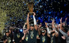Milwaukee Bucks Cuceresc NBA Cup: Giannis și Lillard Strălucesc!
