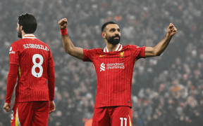 Liverpool Revine Spectaculos și Învinge Leicester cu 3-1! Mo Salah Marchează al 100-lea Gol pe Anfield!