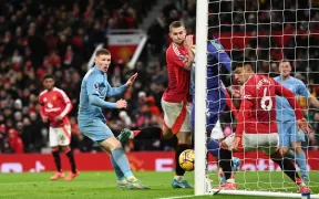Nottingham Forest Învinge Manchester United: Prima Victorie pe Old Trafford din 1994