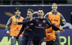 Mainz Șochează Eintracht Frankfurt cu O Victorie Categorică în 10 Oameni
