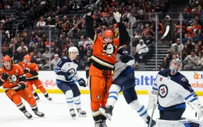 Victorii Memorabile în NHL: Ducks și Panthers Strălucesc pe Gheață